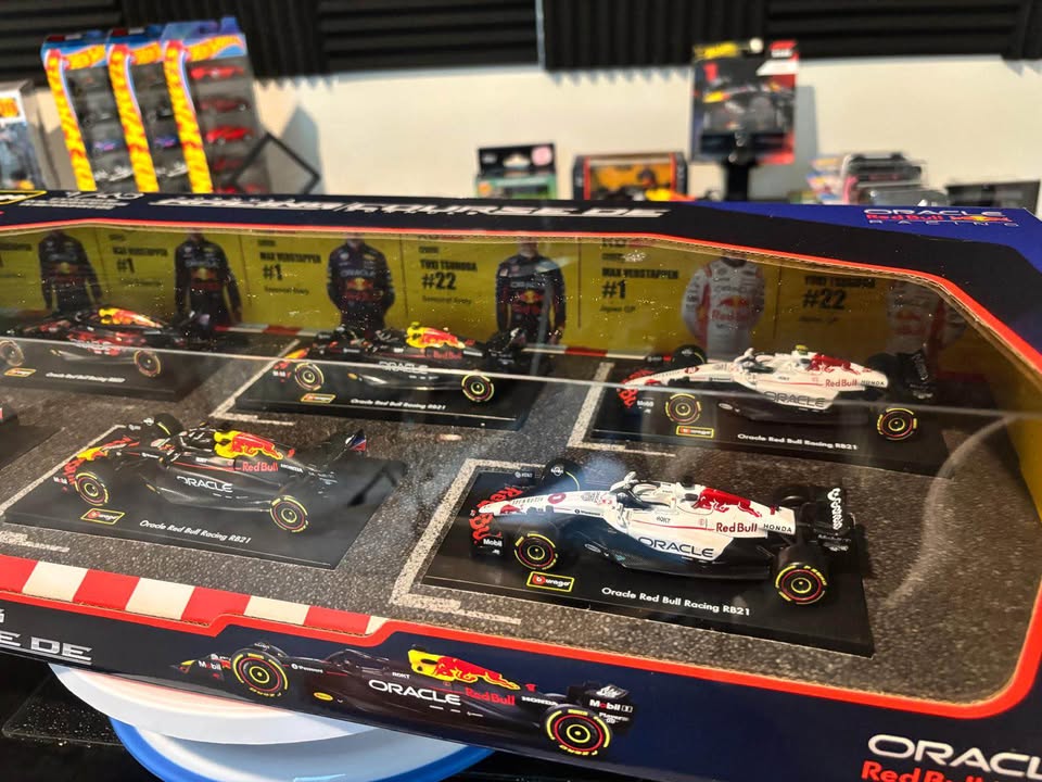 Oracle Red Bull Racing Six-Car Set – Formula 1 1:43 – Bburago